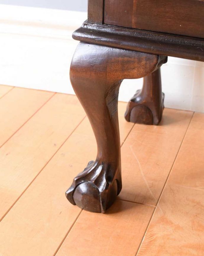 アンティークのキャビネット　アンティーク家具　クロウ＆ボールの脚がエレガント、ゴシックデザインのアンティークガラスキャビネット。女性１人でもラクラク運べちゃうんですHandleのアンティークは脚の裏にフェルトキーパーをお付けしています。(k-2097-f)