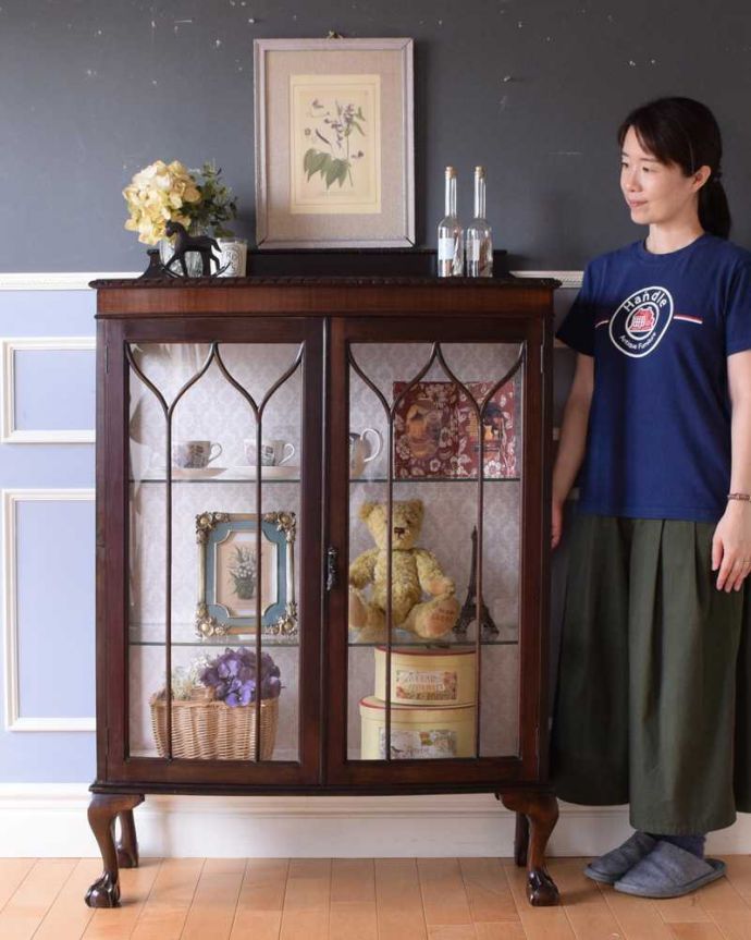 アンティークのキャビネット　アンティーク家具　クロウ＆ボールの脚がエレガント、ゴシックデザインのアンティークガラスキャビネット。おススメNo.1のアンティーク家具もともとチャイナキャビネットとして陶器を見せながら収納するために造られたガラスの扉のキャビネット。(k-2097-f)