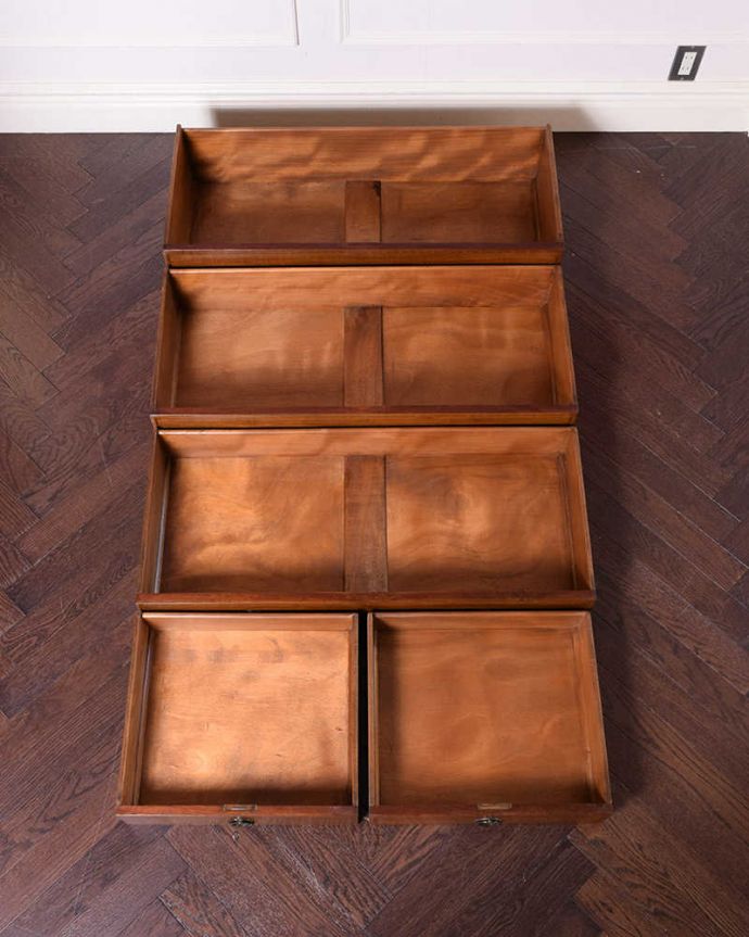 アンティークのチェスト　アンティーク家具　たっぷり収納で便利に大活躍してくれる、象嵌が美しい英国アンティークチェスト。キレイに修復したので、何を入れてもOK！このタイプのお直しには自信があります！引き出しの中もピッカピカに修復したので、洋服はもちろん、いろんなものを入れて実用的に使って下さい。(k-2098-f)