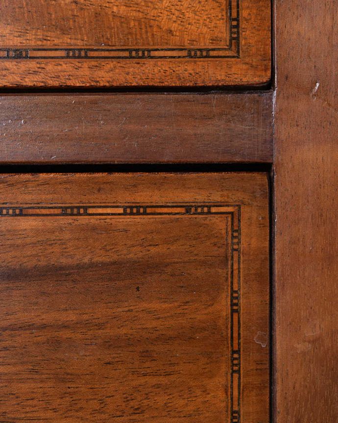 アンティークのチェスト　アンティーク家具　たっぷり収納で便利に大活躍してくれる、象嵌が美しい英国アンティークチェスト。職人技が光っています。(k-2098-f)