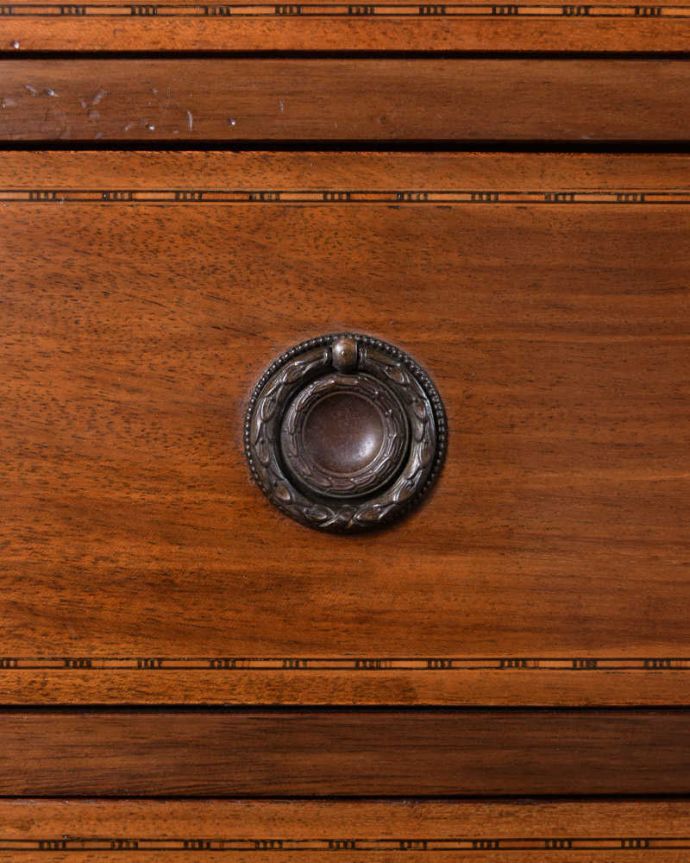 アンティークのチェスト　アンティーク家具　たっぷり収納で便利に大活躍してくれる、象嵌が美しい英国アンティークチェスト。開ける度にワクワク高級感漂うアンティークらしいデザインの取っ手。(k-2098-f)