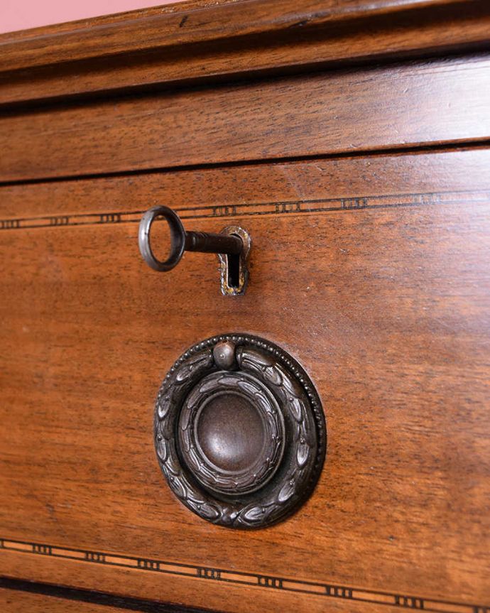 アンティークのチェスト　アンティーク家具　たっぷり収納で便利に大活躍してくれる、象嵌が美しい英国アンティークチェスト。大切なものも安心です引き出しにカギが付いているので、大切なものも収納することが出来ます。(k-2098-f)