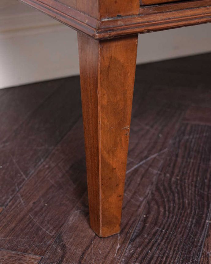 アンティークのチェスト　アンティーク家具　たっぷり収納で便利に大活躍してくれる、象嵌が美しい英国アンティークチェスト。女性1人でラクラク運べちゃう仕掛けHandleのアンティークは、脚の裏にフェルトキーパーをお付けしています。(k-2098-f)