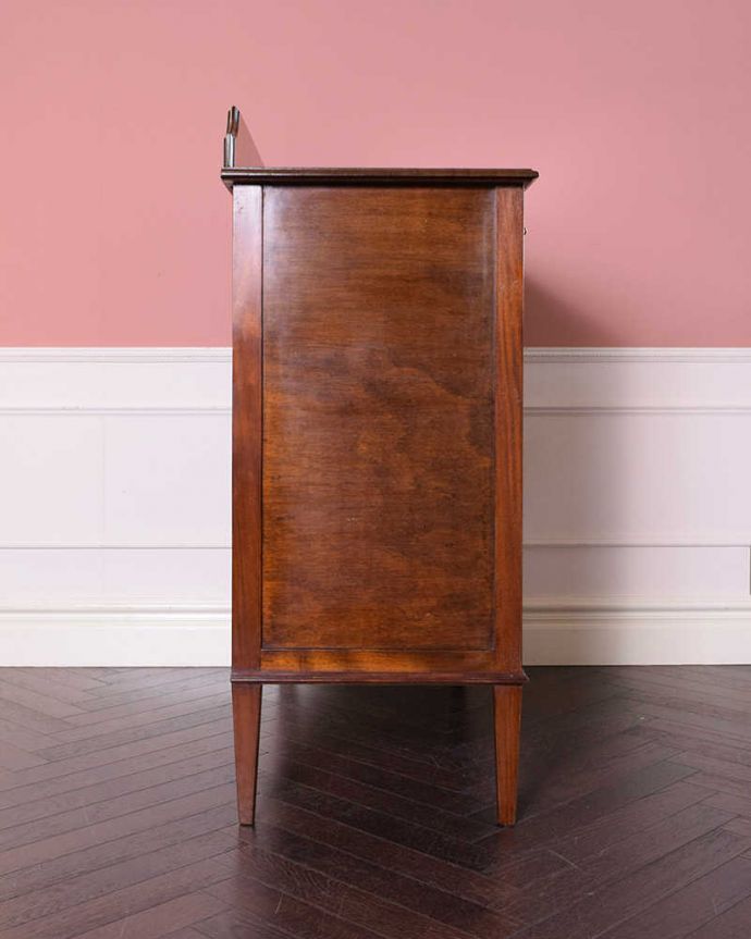 アンティークのチェスト　アンティーク家具　たっぷり収納で便利に大活躍してくれる、象嵌が美しい英国アンティークチェスト。横顔だってカッコいい横から見るとこんな感じです。(k-2098-f)