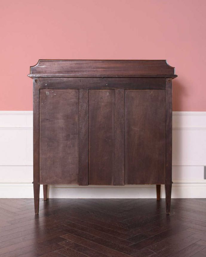 アンティークのチェスト　アンティーク家具　たっぷり収納で便利に大活躍してくれる、象嵌が美しい英国アンティークチェスト。後ろ姿にも自信アリ！アンティークは新品ではないので、経年変化によるキズはありますが、専門の職人がキレイに修復したので後ろ姿にも自信があります。(k-2098-f)