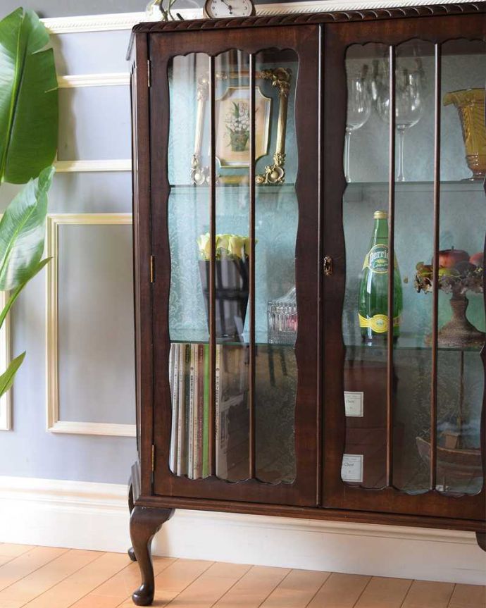 アンティークのキャビネット アンティーク家具 マホガニー材のアンティーク家具、素敵なガラスキャビネット(ショーケース)。ガラス越しに見るお気に入りの美しさ…光をたっぷり取り入れてくれるガラス扉と棚板。(k-2100-f)