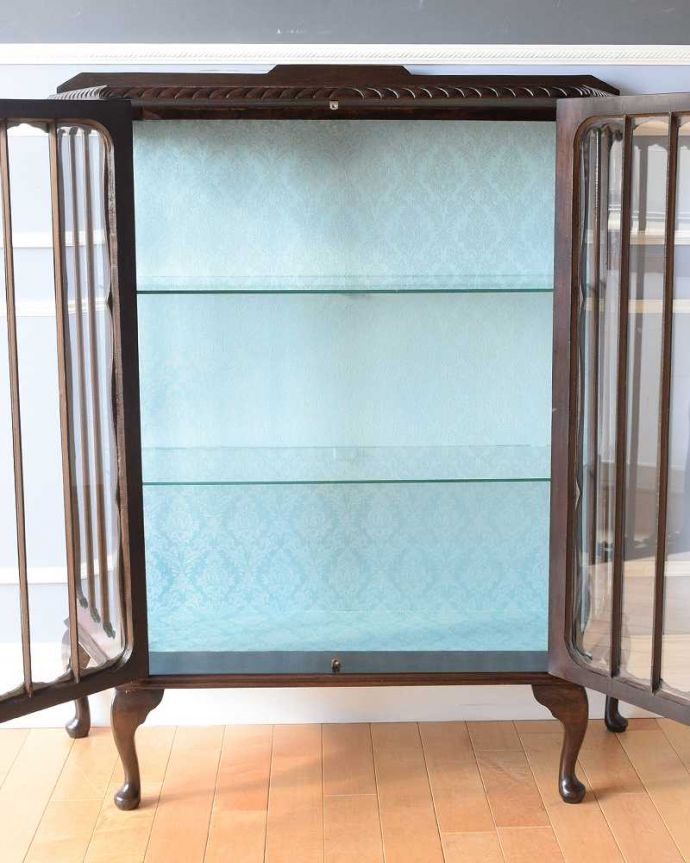 アンティークのキャビネット アンティーク家具 マホガニー材のアンティーク家具、素敵なガラスキャビネット(ショーケース)。扉を開けて中を見てみましょう職人がキレイに修復して、背板も新しい生地に張替えました。(k-2100-f)