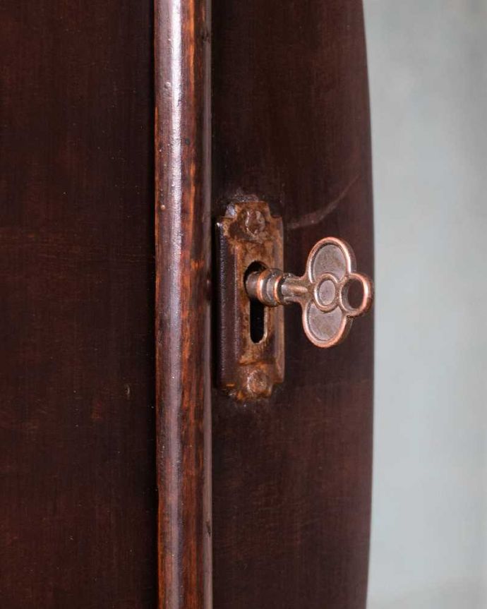 アンティークのキャビネット アンティーク家具 マホガニー材のアンティーク家具、素敵なガラスキャビネット(ショーケース)。アンティークらしい取っ手取っ手にもアンティークらしさが。(k-2100-f)