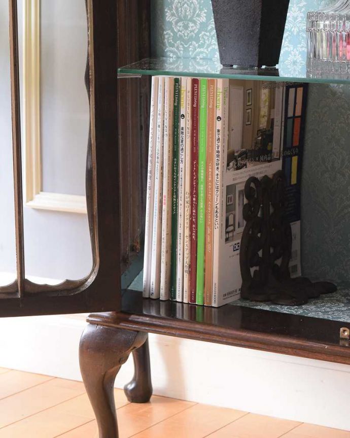 アンティークのキャビネット アンティーク家具 マホガニー材のアンティーク家具、素敵なガラスキャビネット(ショーケース)。扉の中は収納たっぷりA4サイズの雑誌までしっかり収納出来ちゃう大きさ。(k-2100-f)