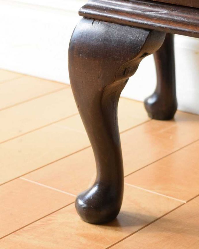 アンティークのキャビネット アンティーク家具 マホガニー材のアンティーク家具、素敵なガラスキャビネット(ショーケース)。女性1人でもラクラク運べちゃうんですHandleのアンティークは脚の裏にフェルトキーパーをお付けしています。(k-2100-f)