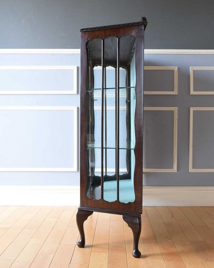 アンティークのキャビネット アンティーク家具 マホガニー材のアンティーク家具、素敵なガラスキャビネット(ショーケース)。横から見てもステキ横から見るとこんな感じ。(k-2100-f)