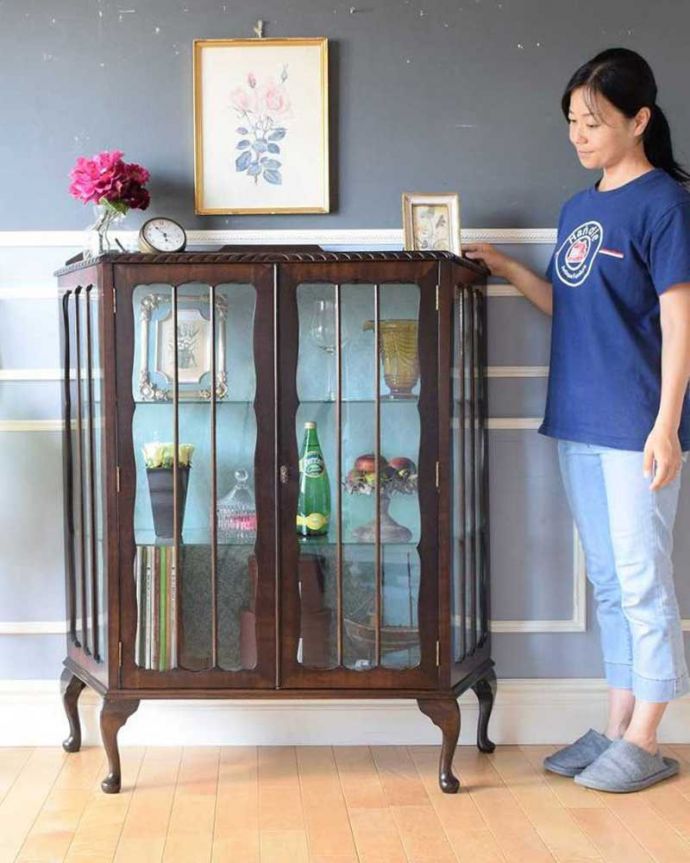 アンティークのキャビネット アンティーク家具 マホガニー材のアンティーク家具、素敵なガラスキャビネット(ショーケース)。おススメNo.1のアンティーク家具もともとチャイナキャビネットとして陶器を見せながら収納するために造られたガラスの扉のキャビネット。(k-2100-f)