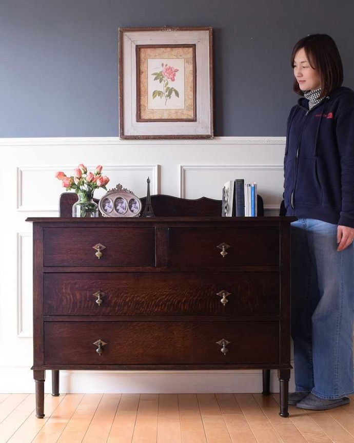 アンティークのチェスト　アンティーク家具　英国の定番アンティーク家具、落ち着いた色の美しい３段チェスト 。英国アンティークらしい落ち着いた雰囲気が自慢落ち着いた色合いが英国アンティークらしい雰囲気のチェスト。(k-2101-f)