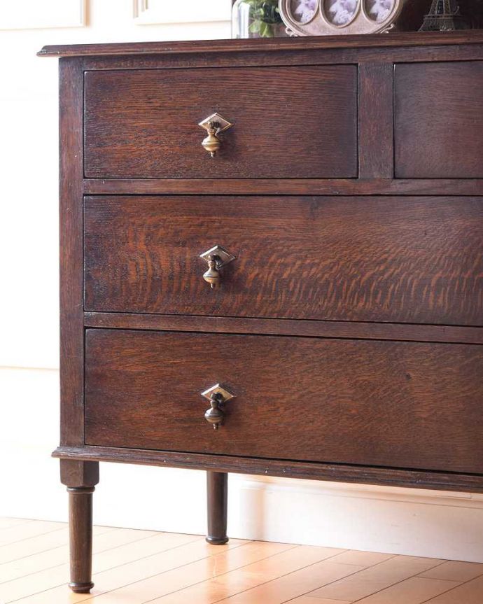 アンティークのチェスト　アンティーク家具　英国の定番アンティーク家具、落ち着いた色の美しい３段チェスト 。見た目はもちろん、実用的に使って楽しみましょうアンティークのチェストは見た目の美しさはもちろん、実用的にたっぷり収納が出来る実力派。(k-2101-f)