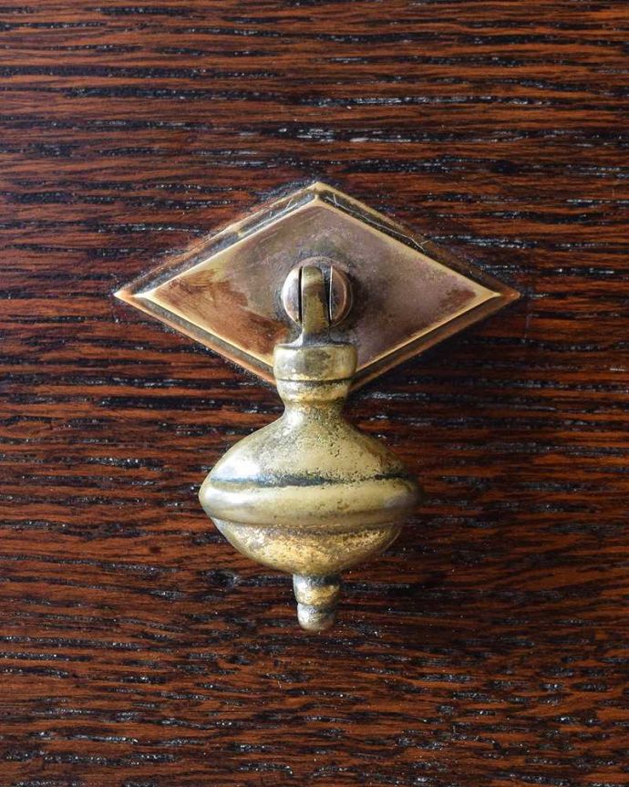 アンティークのチェスト　アンティーク家具　英国の定番アンティーク家具、落ち着いた色の美しい３段チェスト 。開ける度にワクワク高級感漂うアンティークらしいデザインの取っ手。(k-2101-f)