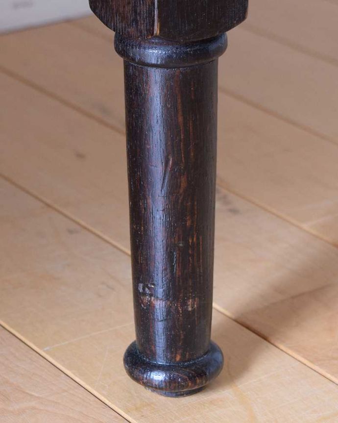 アンティークのチェスト　アンティーク家具　英国の定番アンティーク家具、落ち着いた色の美しい３段チェスト 。女性1人でラクラク運べちゃう仕掛けHandleのアンティークは、脚の裏にフェルトキーパーをお付けしています。(k-2101-f)