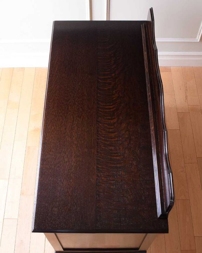 アンティークのチェスト　アンティーク家具　英国の定番アンティーク家具、落ち着いた色の美しい３段チェスト 。何を置こうかな･･･？上から見ると、天板はこんな感じです。(k-2101-f)