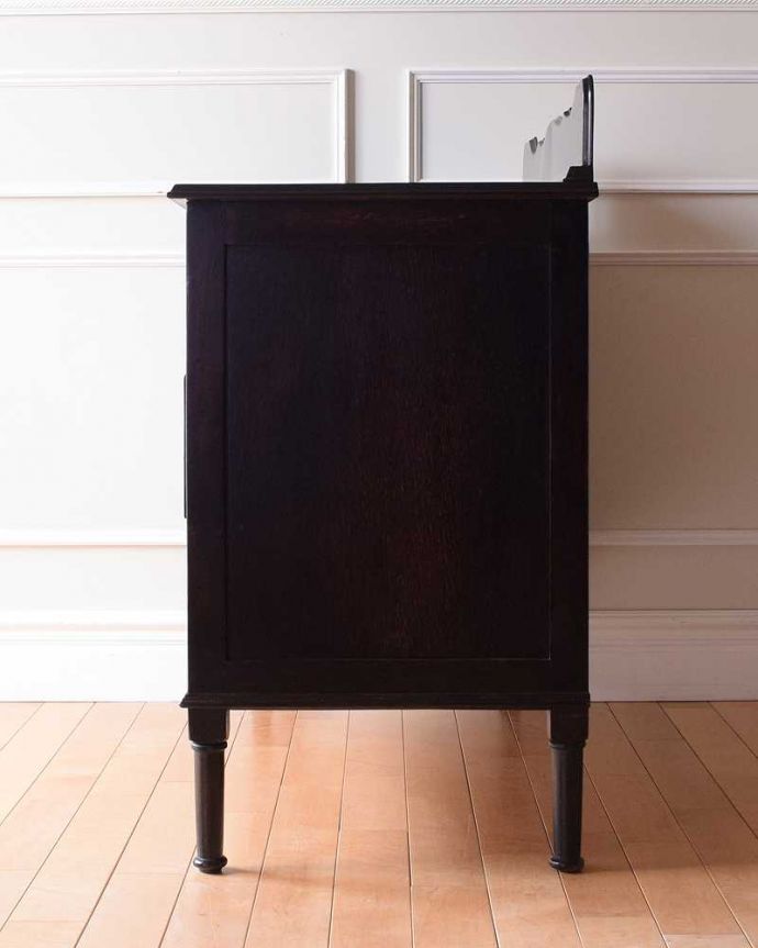 アンティークのチェスト　アンティーク家具　英国の定番アンティーク家具、落ち着いた色の美しい３段チェスト 。横顔だってカッコいい横から見るとこんな感じです。(k-2101-f)