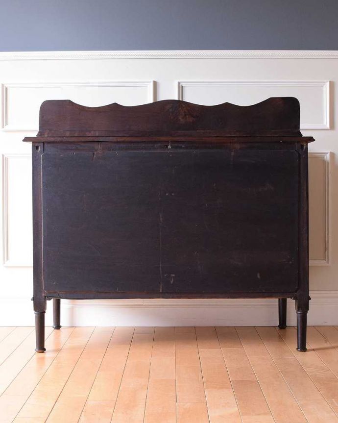 アンティークのチェスト　アンティーク家具　英国の定番アンティーク家具、落ち着いた色の美しい３段チェスト 。後ろ姿にも自信アリ！アンティークは新品ではないので、経年変化によるキズはありますが、専門の職人がキレイに修復したので後ろ姿にも自信があります。(k-2101-f)