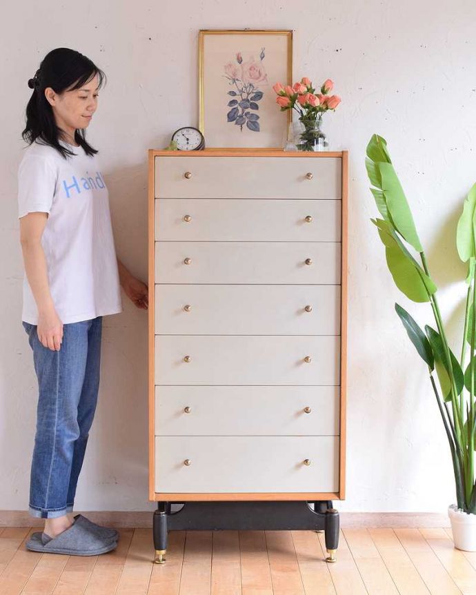 G-PLAN(Gプラン) アンティーク家具 英国ヴィンテージ家具、G-PLANのお洒落なハイチェスト(サニーオーク&チャイニーズホワイト)。スッキリとしたカッコよさが魅力北欧スタイルのチェストは、やっぱり見た目がカッコいい!シンプルなのでどんなお部屋にも似合います。(k-2102-f)