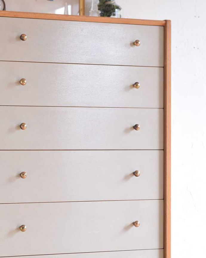 G-PLAN(Gプラン) アンティーク家具 英国ヴィンテージ家具、G-PLANのお洒落なハイチェスト(サニーオーク&チャイニーズホワイト)。見えない所もこだわっていますヴィンテージの家具は年代が若いので簡単な修復だけでも使えちゃうんだけれど、長く使って頂けるように、見えない部分もしっかりこだわって修復しています。(k-2102-f)