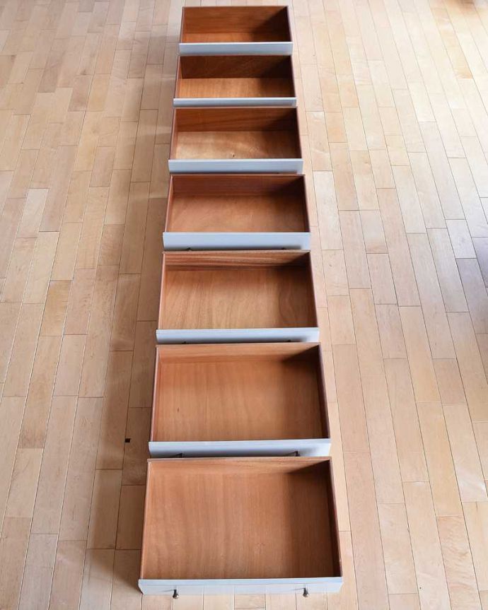 G-PLAN(Gプラン) アンティーク家具 英国ヴィンテージ家具、G-PLANのお洒落なハイチェスト(サニーオーク&チャイニーズホワイト)。引き出しの中もキレイに修復しました。(k-2102-f)