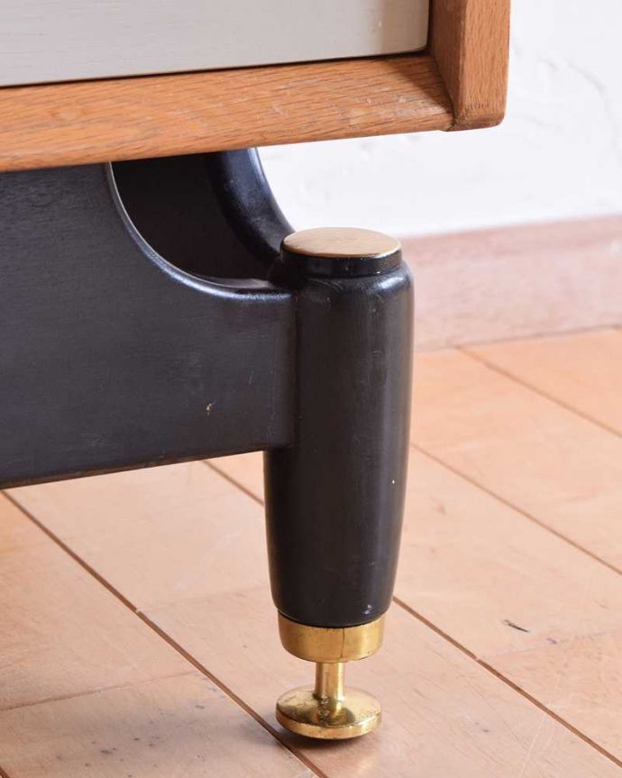 G-PLAN(Gプラン) アンティーク家具 英国ヴィンテージ家具、G-PLANのお洒落なハイチェスト(サニーオーク&チャイニーズホワイト)。女性1人でラクラク運べちゃう仕掛けHandleのアンティークは、脚の裏にフェルトキーパーをお付けしています。(k-2102-f)