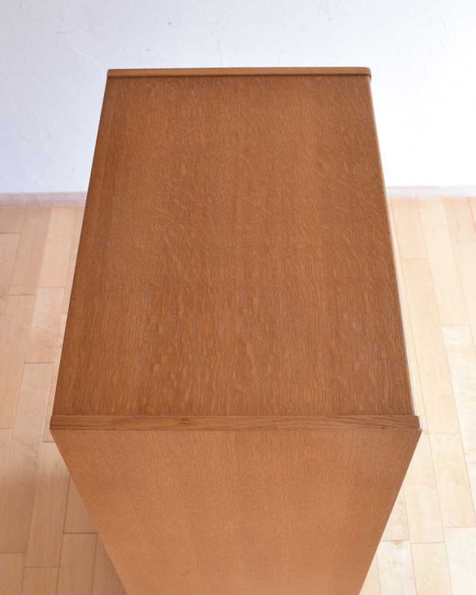 G-PLAN(Gプラン) アンティーク家具 英国ヴィンテージ家具、G-PLANのお洒落なハイチェスト(サニーオーク&チャイニーズホワイト)。上から見ると・・・天板はこんな感じです。(k-2102-f)