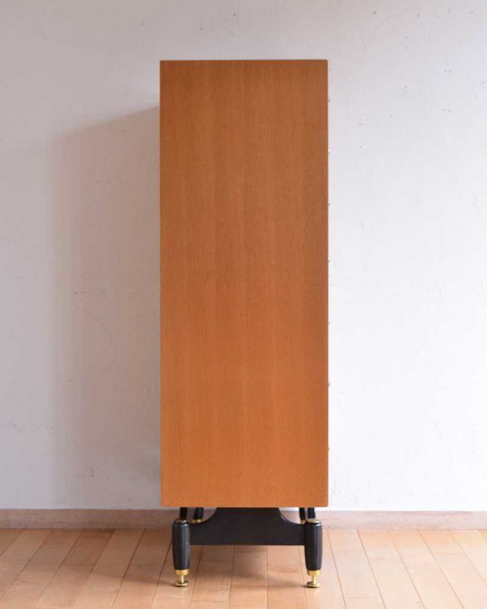 G-PLAN(Gプラン) アンティーク家具 英国ヴィンテージ家具、G-PLANのお洒落なハイチェスト(サニーオーク&チャイニーズホワイト)。横から見てもスッキリシンプルだからこそ、どこから見てもカッコいいようにしっかりお直ししました。(k-2102-f)