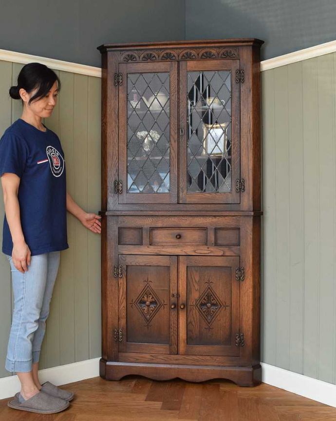 アンティークのキャビネット アンティーク家具 お部屋の角を彩るアンティーク家具、お花の彫刻が華やかなガラス扉のコーナーキャビネット。お部屋を角から格上げしてくれますインテリアの素敵な国から来た家具は使い方も美しい・・・お部屋の角から華やかな雰囲気を作ってくれます。(k-2103-f)