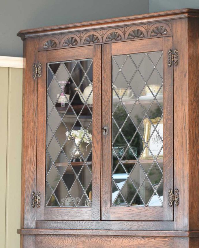 アンティークのキャビネット アンティーク家具 お部屋の角を彩るアンティーク家具、お花の彫刻が華やかなガラス扉のコーナーキャビネット。お部屋の角にピタッと収まる飾り棚お部屋の角にピッタリ収まっちゃうから、どこでも使える便利なコーナーキャビネット。(k-2103-f)