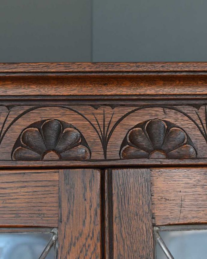 アンティークのキャビネット アンティーク家具 お部屋の角を彩るアンティーク家具、お花の彫刻が華やかなガラス扉のコーナーキャビネット。惚れ惚れしちゃう美しさこんなに堅い無垢材に一体どうやって彫ったんだろう?と不思議になるくらい細かい彫にうっとりです。(k-2103-f)