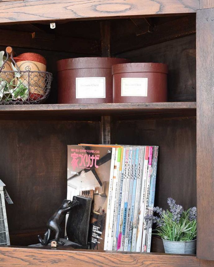 アンティークのキャビネット アンティーク家具 お部屋の角を彩るアンティーク家具、お花の彫刻が華やかなガラス扉のコーナーキャビネット。扉の中は収納たっぷりA4サイズの雑誌までしっかり収納出来ちゃう大きさ。(k-2103-f)