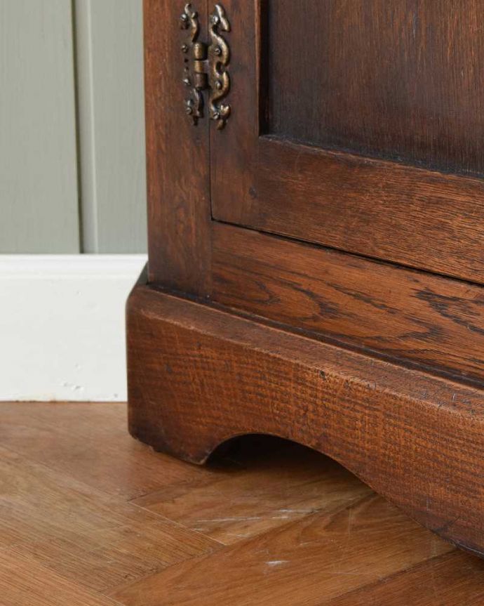 アンティークのキャビネット アンティーク家具 お部屋の角を彩るアンティーク家具、お花の彫刻が華やかなガラス扉のコーナーキャビネット。女性1人でラクラク運べちゃうんですHandleのアンティークは、脚の裏にフェルトキーパーをお付けしています。(k-2103-f)