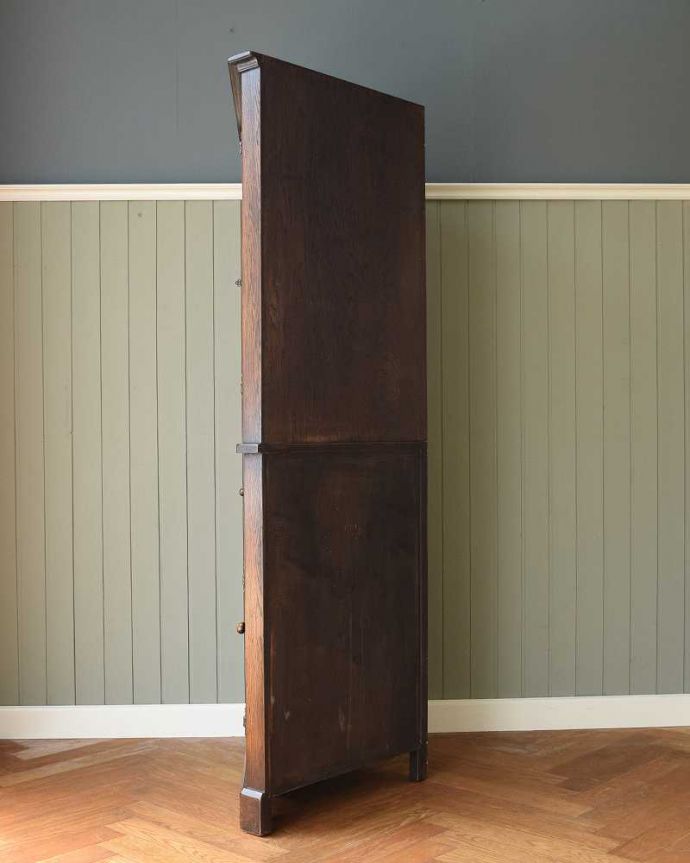 アンティークのキャビネット アンティーク家具 お部屋の角を彩るアンティーク家具、お花の彫刻が華やかなガラス扉のコーナーキャビネット。横から見ると、こんな感じ壁にピタッと収まる部分は三角形になっています。(k-2103-f)