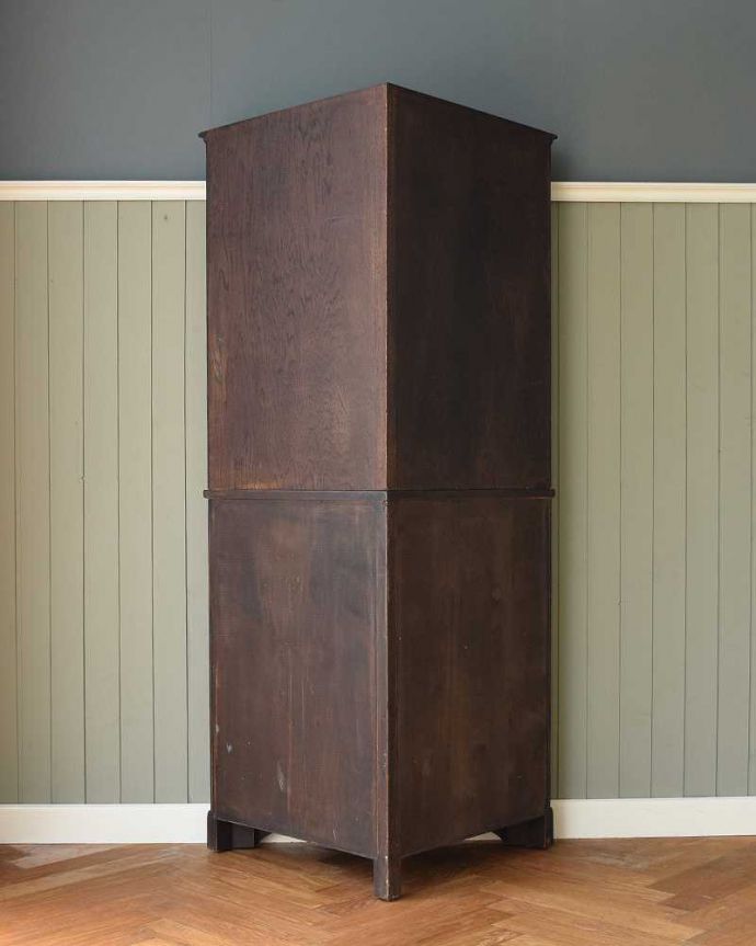 アンティークのキャビネット アンティーク家具 お部屋の角を彩るアンティーク家具、お花の彫刻が華やかなガラス扉のコーナーキャビネット。壁で見えないけれど、後ろ姿もキレイです見えない部分もきちんと修復しているので、キレイに仕上がっています。(k-2103-f)