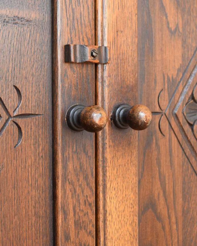 アンティークのキャビネット アンティーク家具 お部屋の角を彩るアンティーク家具、お花の彫刻が華やかなガラス扉のコーナーキャビネット。開ける度にワクワク丸くて引きやすい取っ手のデザイン。(k-2103-f)