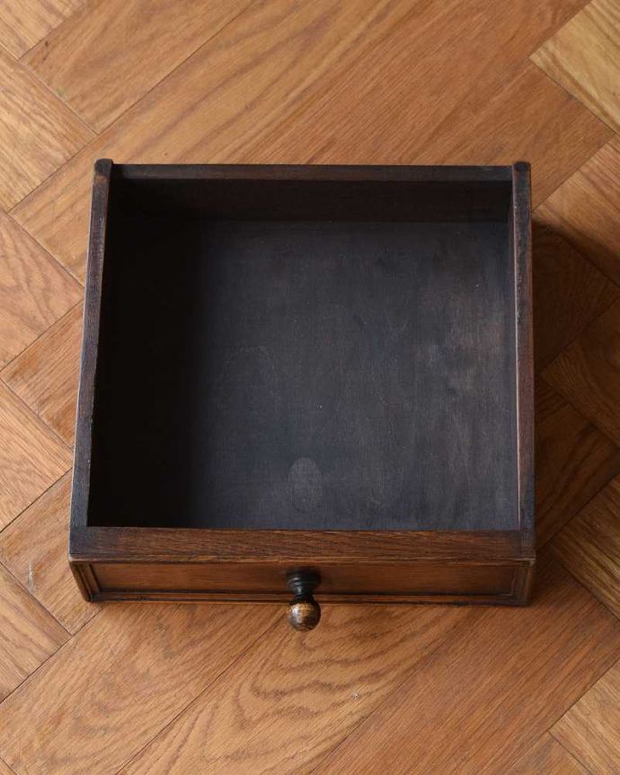 アンティークのキャビネット アンティーク家具 お部屋の角を彩るアンティーク家具、お花の彫刻が華やかなガラス扉のコーナーキャビネット。引き出しの中もキレイに仕上げましたもちろん、引き出しの中もキレイに修復したので、実用的にいろんなものを収納してお使い下さい。(k-2103-f)