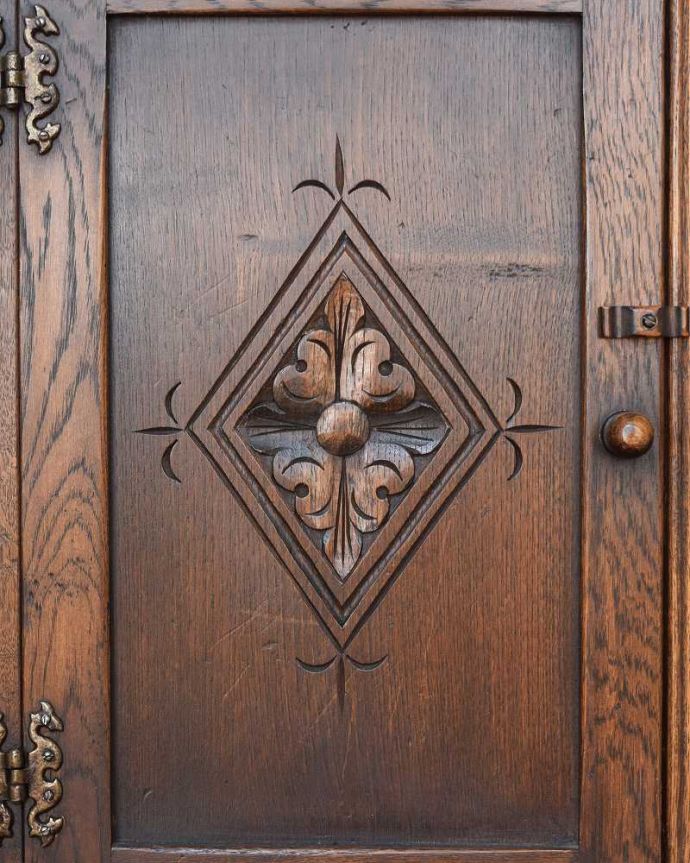 アンティークのキャビネット アンティーク家具 お部屋の角を彩るアンティーク家具、お花の彫刻が華やかなガラス扉のコーナーキャビネット。英国らしい装飾英国家具らしいかっこいい装飾があります。(k-2103-f)