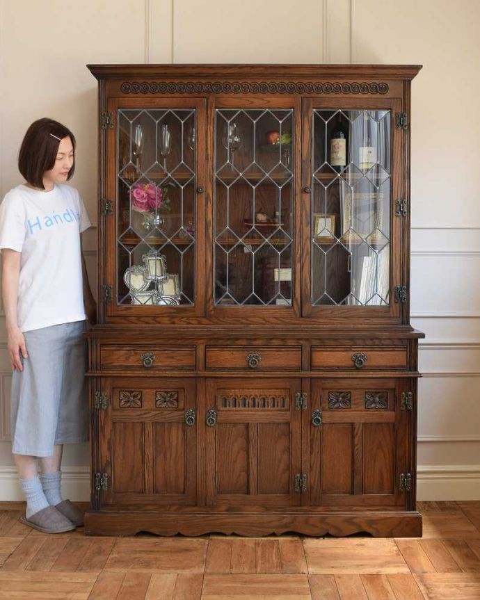 アンティークのキャビネット アンティーク家具 英国輸入のアンティーク家具、ケイム材のガラス戸が美しいキャビネット。英国らしい堂々とした風格のあるガラスキャビネット重厚感ある佇まいで、落ち着いた雰囲気を演出してくれる英国のキャビネット。(k-2104-f)