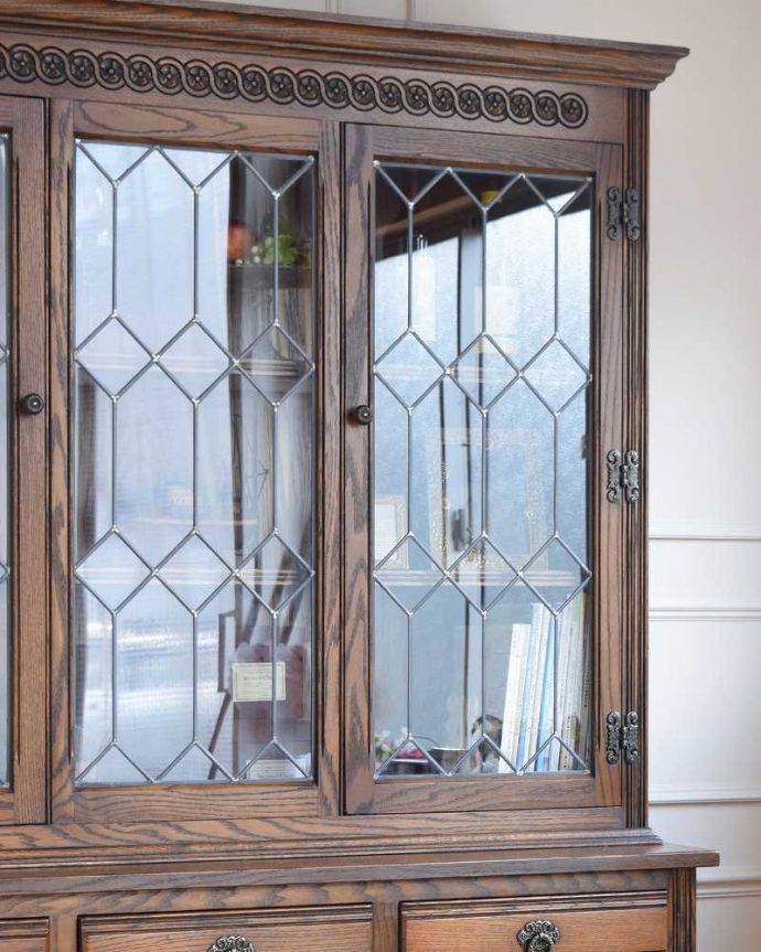 アンティークのキャビネット アンティーク家具 英国輸入のアンティーク家具、ケイム材のガラス戸が美しいキャビネット。ガラス越しに中をのぞいてみると・・・アンティークのガラスを通して中に入っているものを見ると、なんだかちょっと高級に見えるんです。(k-2104-f)