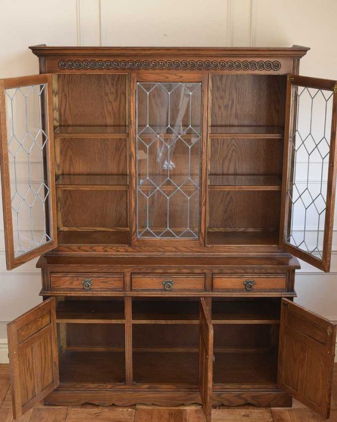 アンティークのキャビネット アンティーク家具 英国輸入のアンティーク家具、ケイム材のガラス戸が美しいキャビネット。扉を開けると・・・上扉内の棚板は木枠にガラスの板がのせられた状態になっています。(k-2104-f)