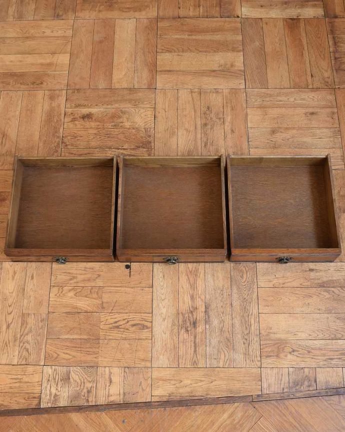 アンティークのキャビネット アンティーク家具 英国輸入のアンティーク家具、ケイム材のガラス戸が美しいキャビネット。もちろん、引き出しもキレイです!引き出しの中も専門の職人が修復したのでキレイです。(k-2104-f)