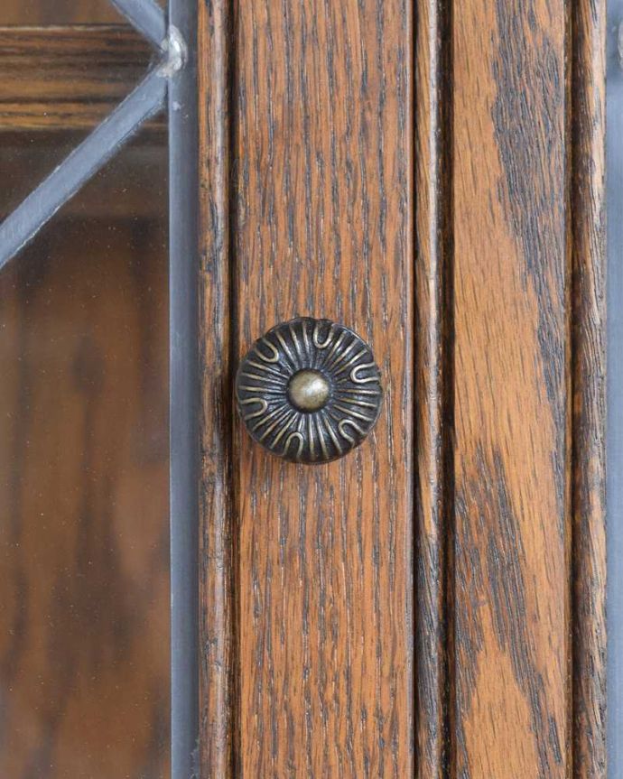 アンティークのキャビネット アンティーク家具 英国輸入のアンティーク家具、ケイム材のガラス戸が美しいキャビネット。開ける度にワクワク・・・取っ手もアンティークらしいデザイン。(k-2104-f)