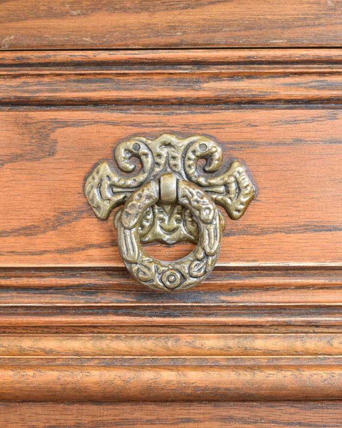 アンティークのキャビネット アンティーク家具 英国輸入のアンティーク家具、ケイム材のガラス戸が美しいキャビネット。引き出しの取っ手もステキ。(k-2104-f)