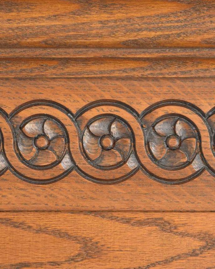 アンティークのキャビネット アンティーク家具 英国輸入のアンティーク家具、ケイム材のガラス戸が美しいキャビネット。惚れ惚れしちゃう美しさこんなに堅い無垢材に一体どうやって彫ったんだろう?と不思議になるくらい細かい彫にうっとりです。(k-2104-f)