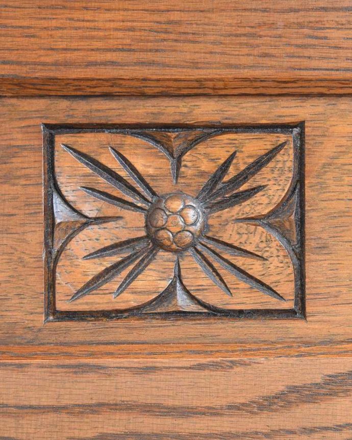 アンティークのキャビネット アンティーク家具 英国輸入のアンティーク家具、ケイム材のガラス戸が美しいキャビネット。いろんな場所にこだわり彫のデザインもいろいろです。(k-2104-f)