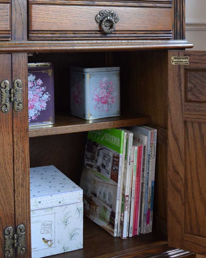 アンティークのキャビネット アンティーク家具 英国輸入のアンティーク家具、ケイム材のガラス戸が美しいキャビネット。扉の中は収納たっぷりA4サイズの雑誌までしっかり収納出来ちゃう大きさ。(k-2104-f)