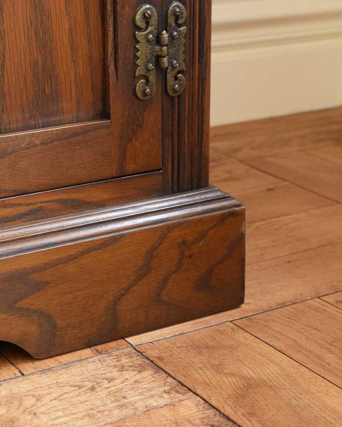 アンティークのキャビネット アンティーク家具 英国輸入のアンティーク家具、ケイム材のガラス戸が美しいキャビネット。女性1人でラクラク運べちゃうんですHandleのアンティークは、脚の裏にフェルトキーパーをお付けしています。(k-2104-f)