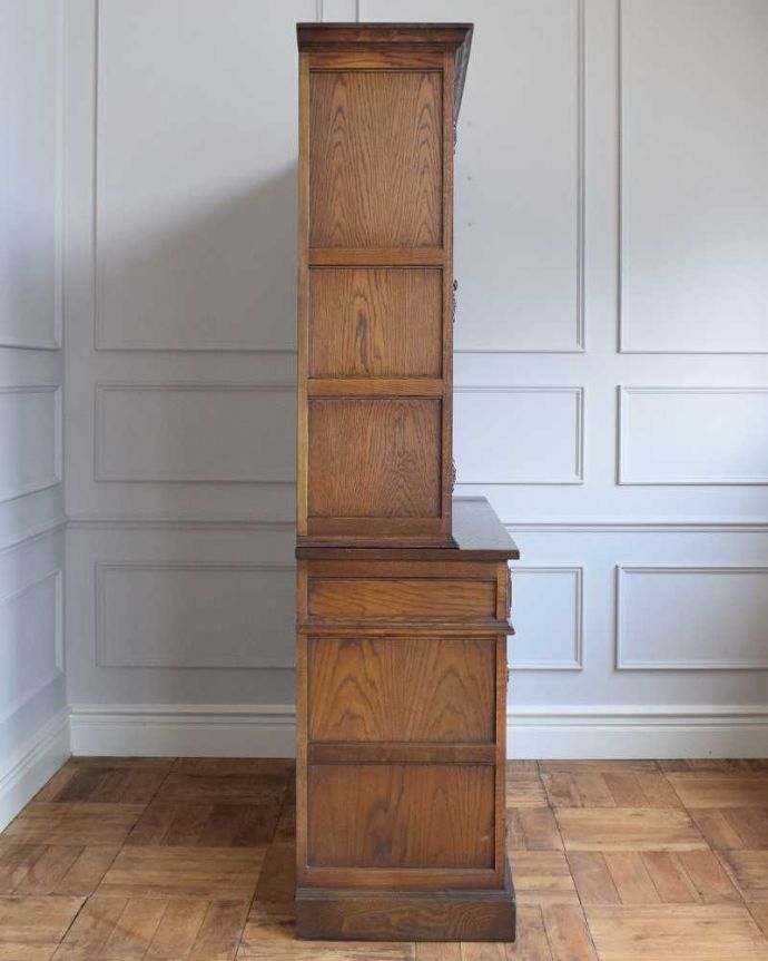 アンティークのキャビネット アンティーク家具 英国輸入のアンティーク家具、ケイム材のガラス戸が美しいキャビネット。横から見ても素敵なんですガラスキャビネットはどこから見ても美しい!いろんな角度から中をのぞきこんで楽んで下さい。(k-2104-f)